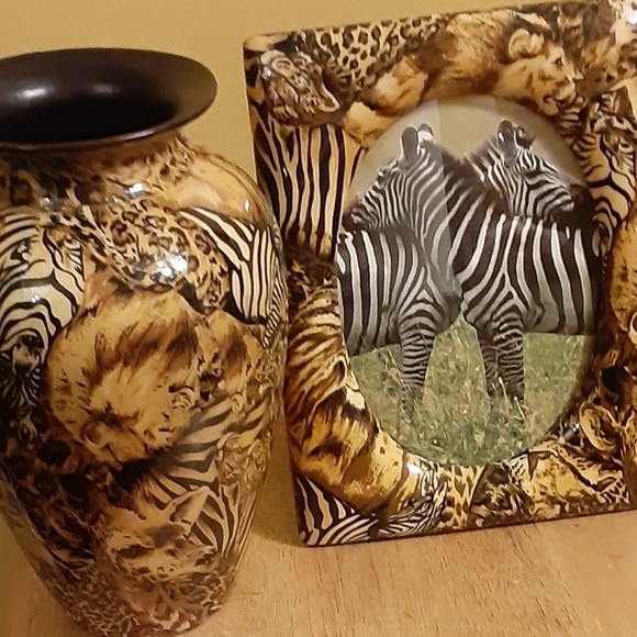 2PC BRN SAFARI MOTIF VASE /PICTURE FRAME & PILLOW
